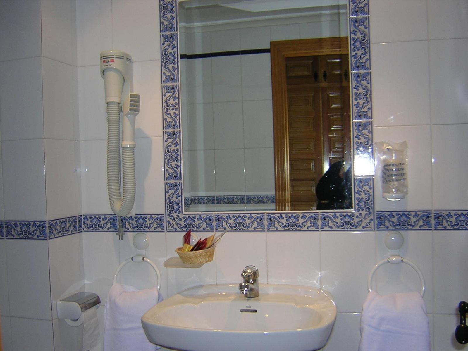 Hostal Restaurante La Muralla Canete  Eksteriør bilde