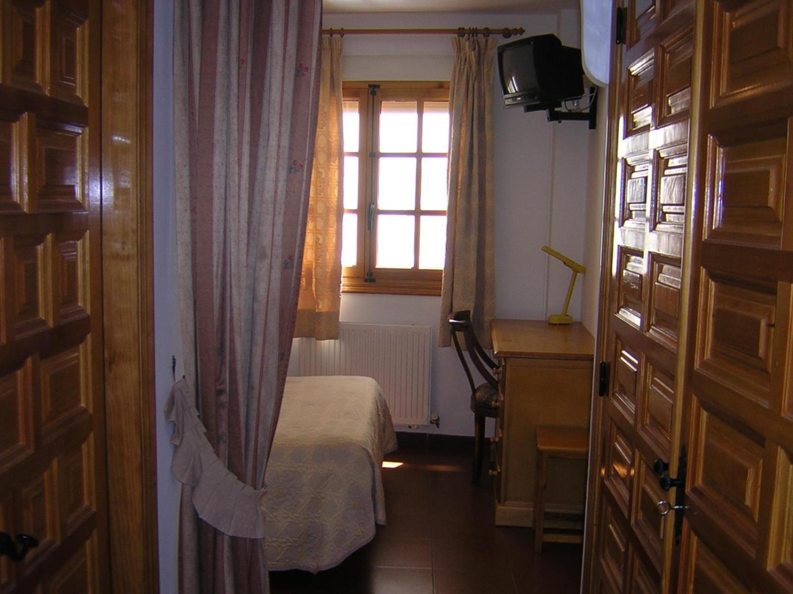 Hostal Restaurante La Muralla Canete  Eksteriør bilde
